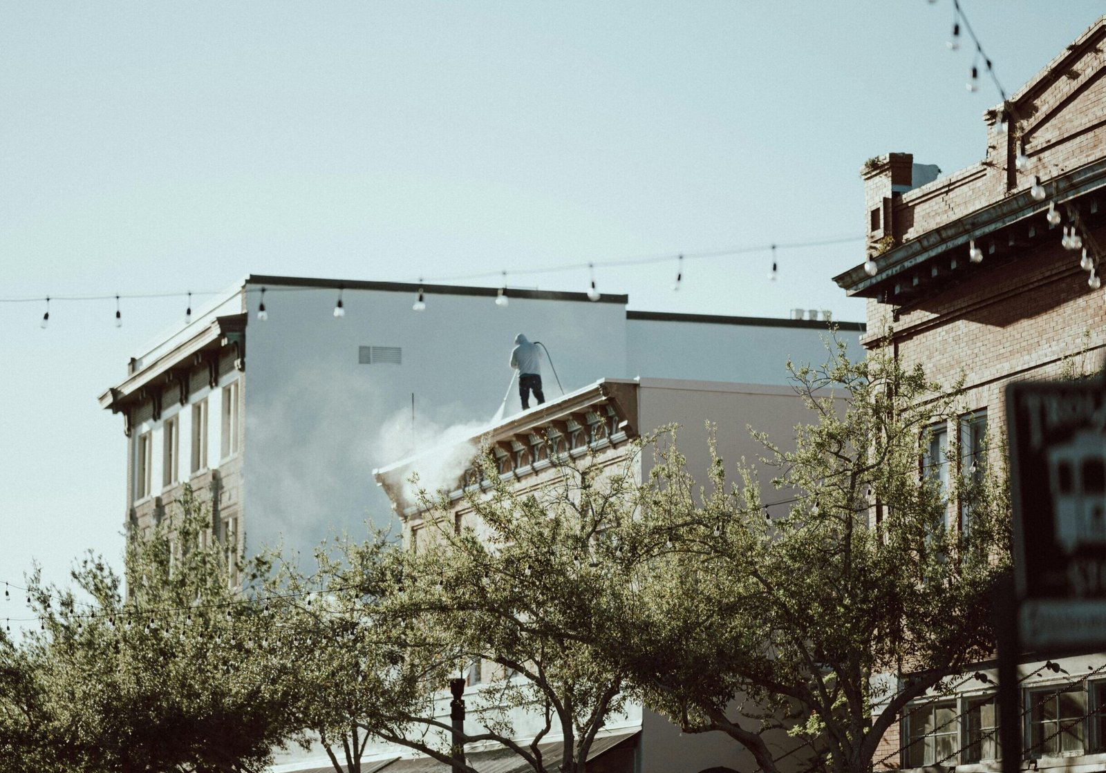 nettoyage toiture après démoussage pour une protection renforcée