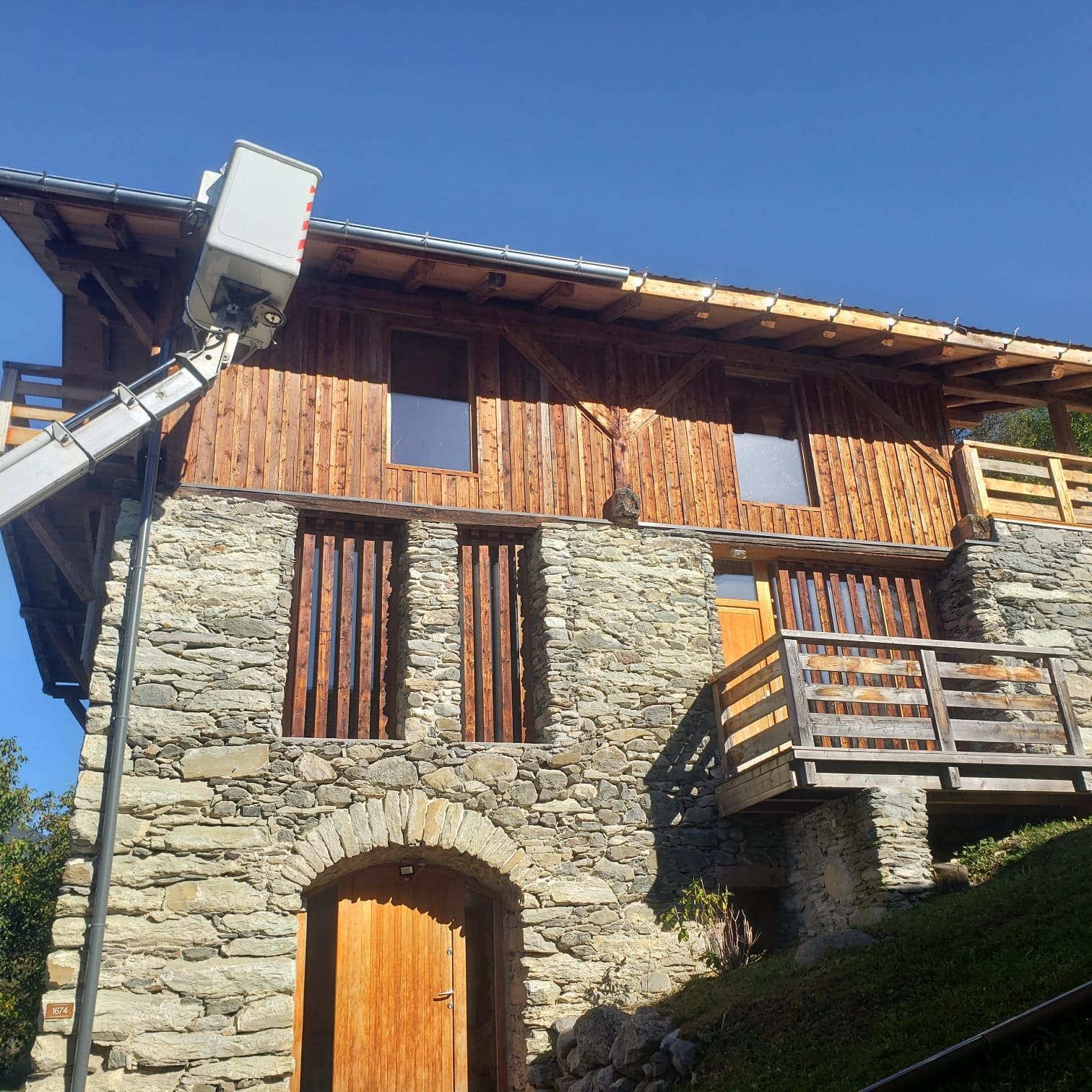 Couvreur assurant des travaux de toiture fiables et durables avec expertise artisanale