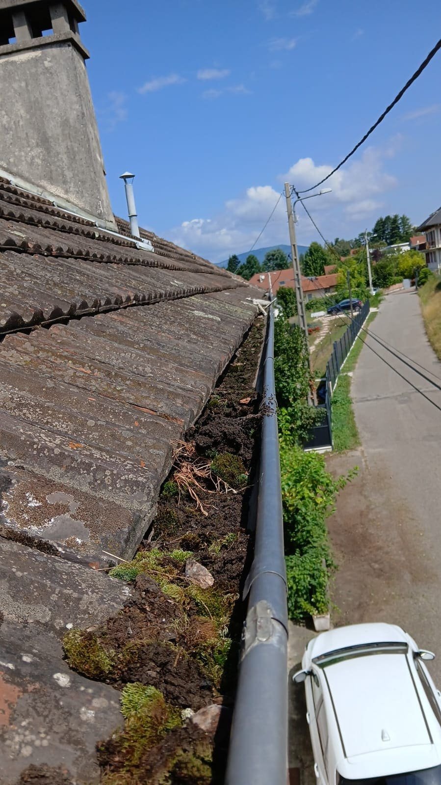 démoussage toiture manuel ou mécanique selon le matériau